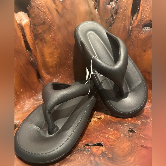 NEW w Tags Women's Black Flip Cloud Flop Sandals! Will fit a 9-10 women’s - Picture 6 of 9